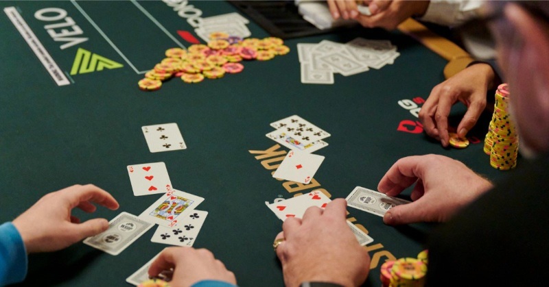 Tìm hiểu có nên áp dụng cách đánh Poker bằng cảm giác không?