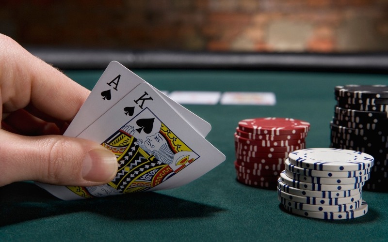 Ở mỗi ván bài Poker quy định người chơi được tấn công
